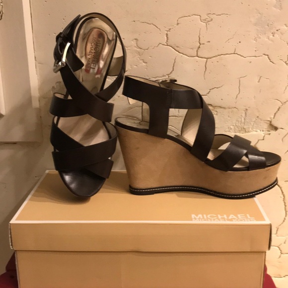 Michael Kors platform wedge shoe - Picture 2 of 6